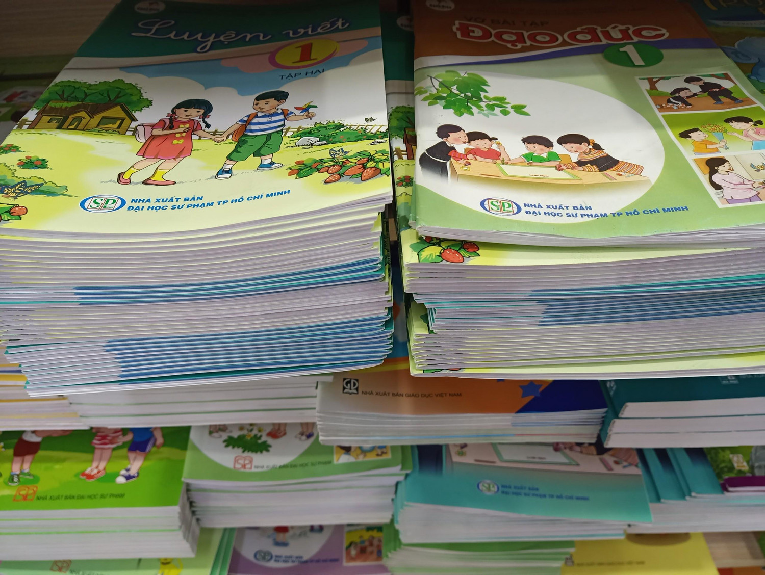 Nhà sách Tiền Phong chỉ có sách luyện viết lớp 1 tập 2 của bộ sách Cánh Diều, nhân viên cho biết đặt sách nhưng hàng không về (Ảnh: Phạm Minh)