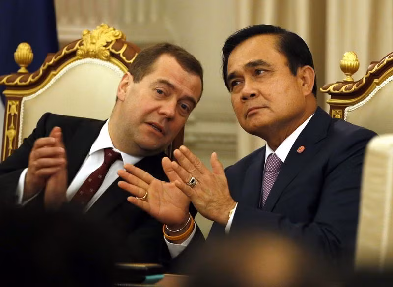 Thủ tướng Nga Dmitry Medvedev và Thủ tướng Thái Lan Prayut Chan-o-cha. Ảnh: khaosodenglish.com.