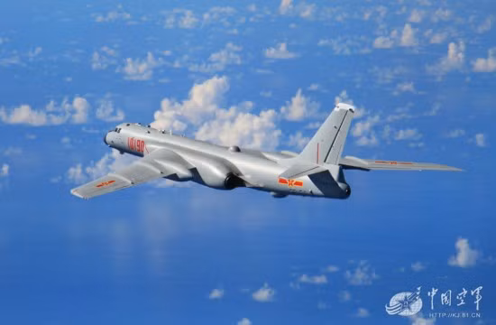 Máy bay ném bom H-6K của không quân Trung Quốc, ảnh: 81.cn.