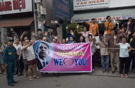 Người dân Việt Nam đón Tổng thống Obama sang thăm nước mình bằng một tình cảm chân thành và nồng nhiệt, ảnh: AP. Người dân Việt Nam đón Tổng thống Obama sang thăm nước mình bằng một tình cảm chân thành và nồng nhiệt, ảnh: AP.