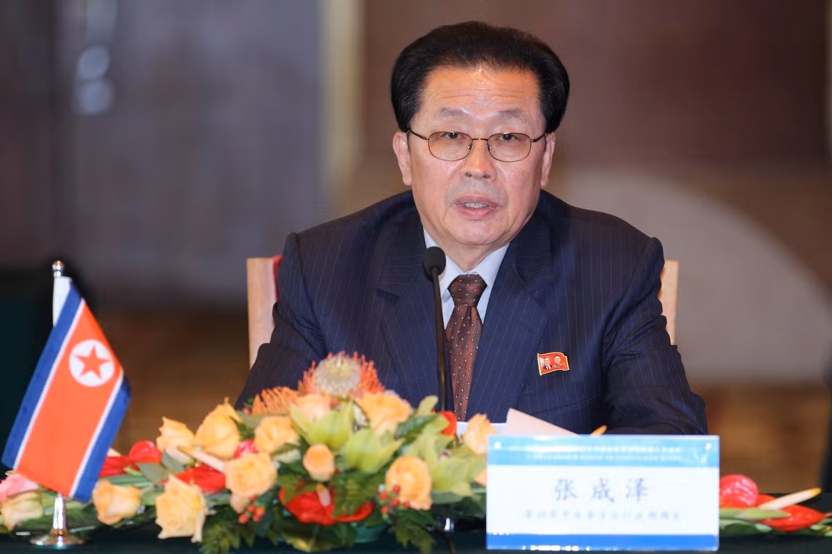 Jang Song-thaek khi còn đương chức. Jang Song-thaek khi còn đương chức.