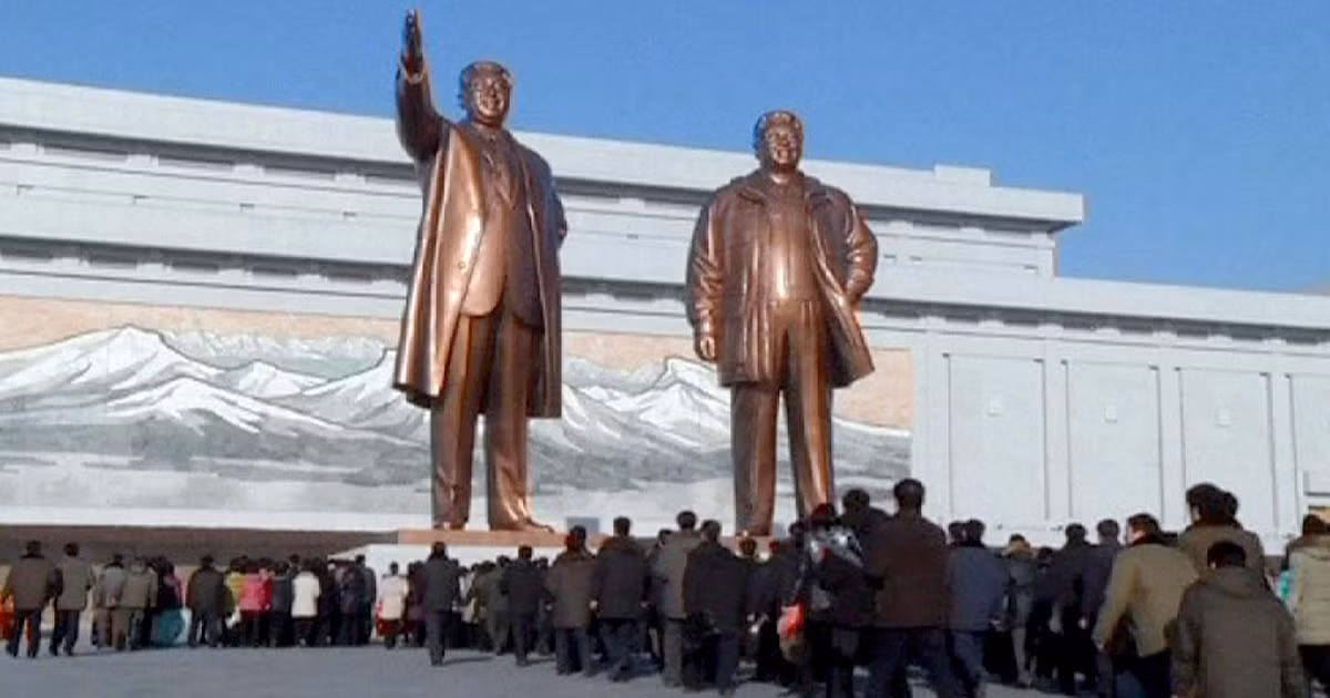 Hàng ngàn người dân Triều Tiên đến đặt hoa viếng nhà lãnh đạo Kim Jong-il tại tượng đài hai cha con ở Bình Nhưỡng. Hàng ngàn người dân Triều Tiên đến đặt hoa viếng nhà lãnh đạo Kim Jong-il tại tượng đài hai cha con ở Bình Nhưỡng.