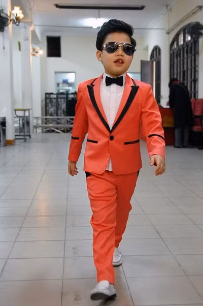 Tên thật của Psy là Min Woo Hwang. Mới 8 tuổi cậu bé được hàng trăm triệu người trên thế giới biết đến và nổi danh với các điệu nhảy Fantastic Baby, Billie Jean, Righ Now và đặc biệt là Gangnam Style.