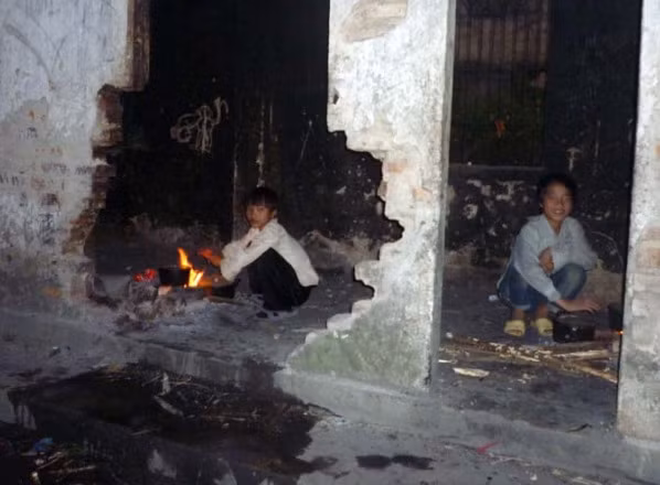 Lên Kim Bon, Phù Yên, Sơn La không ai cầm được lòng mình khi chứng kiến cảnh học sinh bán trú tự nấu ăn...