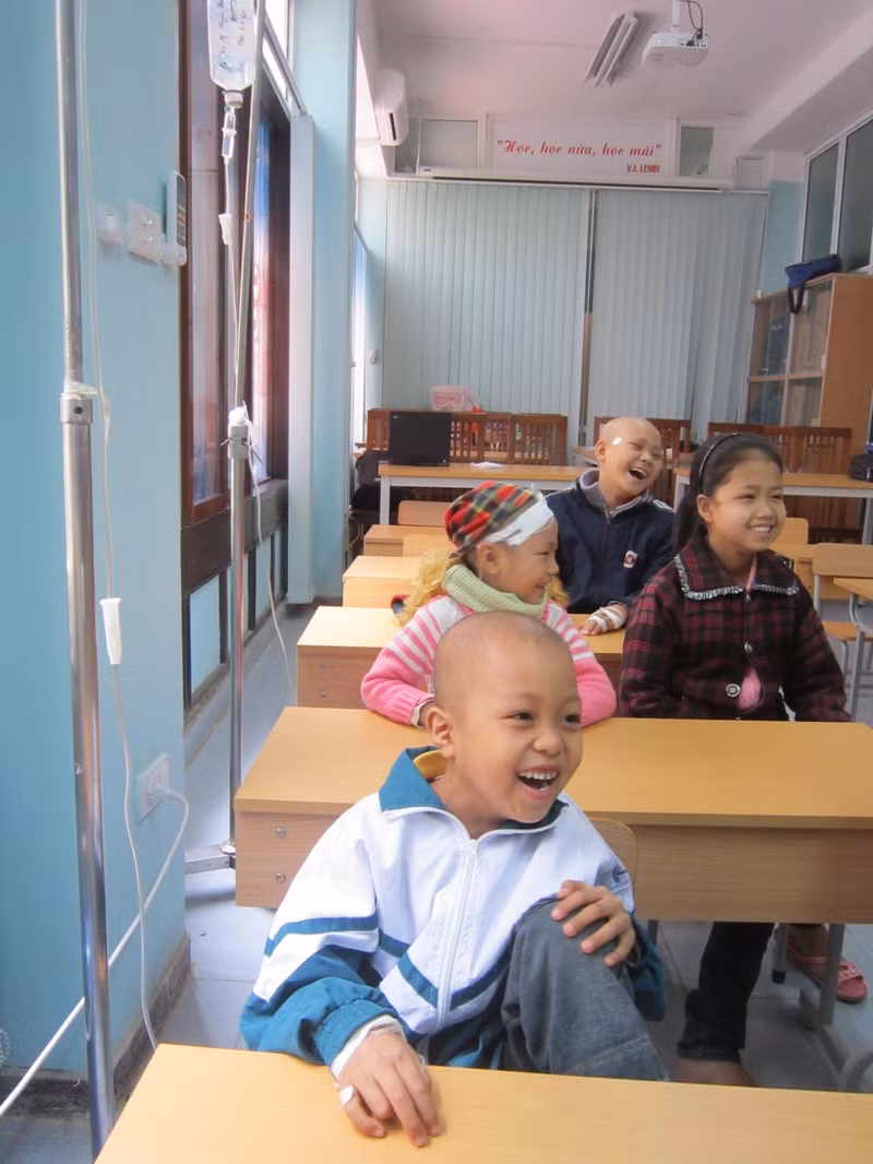 Cả lớp được trận cười nghiêng ngả khi được học cách cười để khỏi bệnh của thầy Huy vui tính trong giờ Kỹ năng sống. Mặc dù một tay đang phải truyền, nhưng tay bên kia Sơn và Huyền Trang đều hoạt động với trò chơi nhẹ nhàng cùng cả lớp