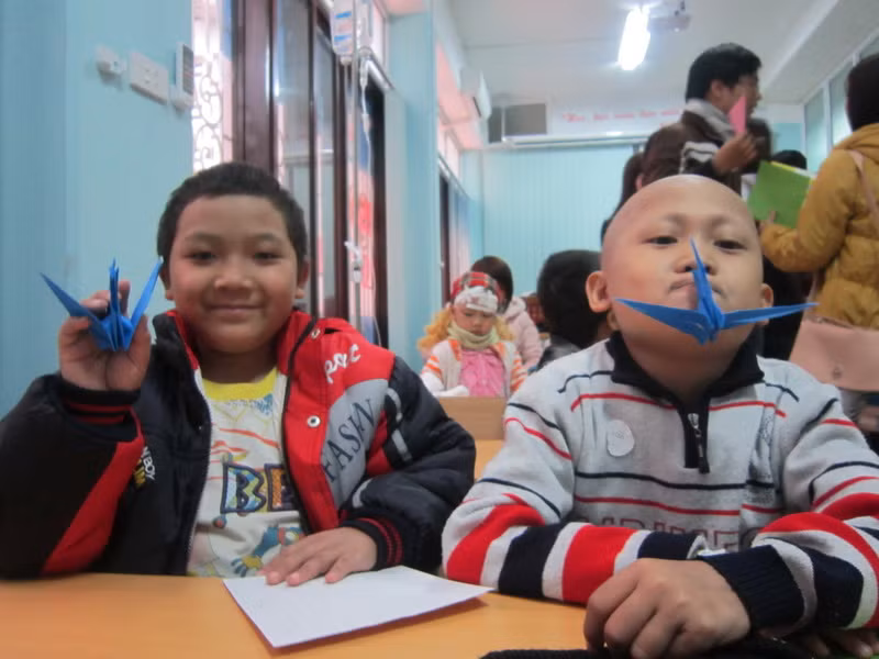 Cả lớp hồn nhiên nghịch ngợm đáng yêu trong giờ thủ công, giờ học hát khiến lớp học trở nên sôi động, hòa đồng hơn
