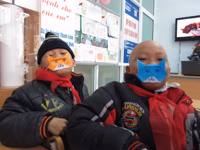 Tiến Anh và Tuấn là một trong "ba chàng lính ngự lâm" của lớp học Hy vọng, luôn đem lại tiếng cười, sự hài hước dí dỏm cho thầy cô và các bạn. Trong giờ thủ công, "hai chàng" nghịch ngợm con mèo giấy, bắt chước tiếng kêu meo meo