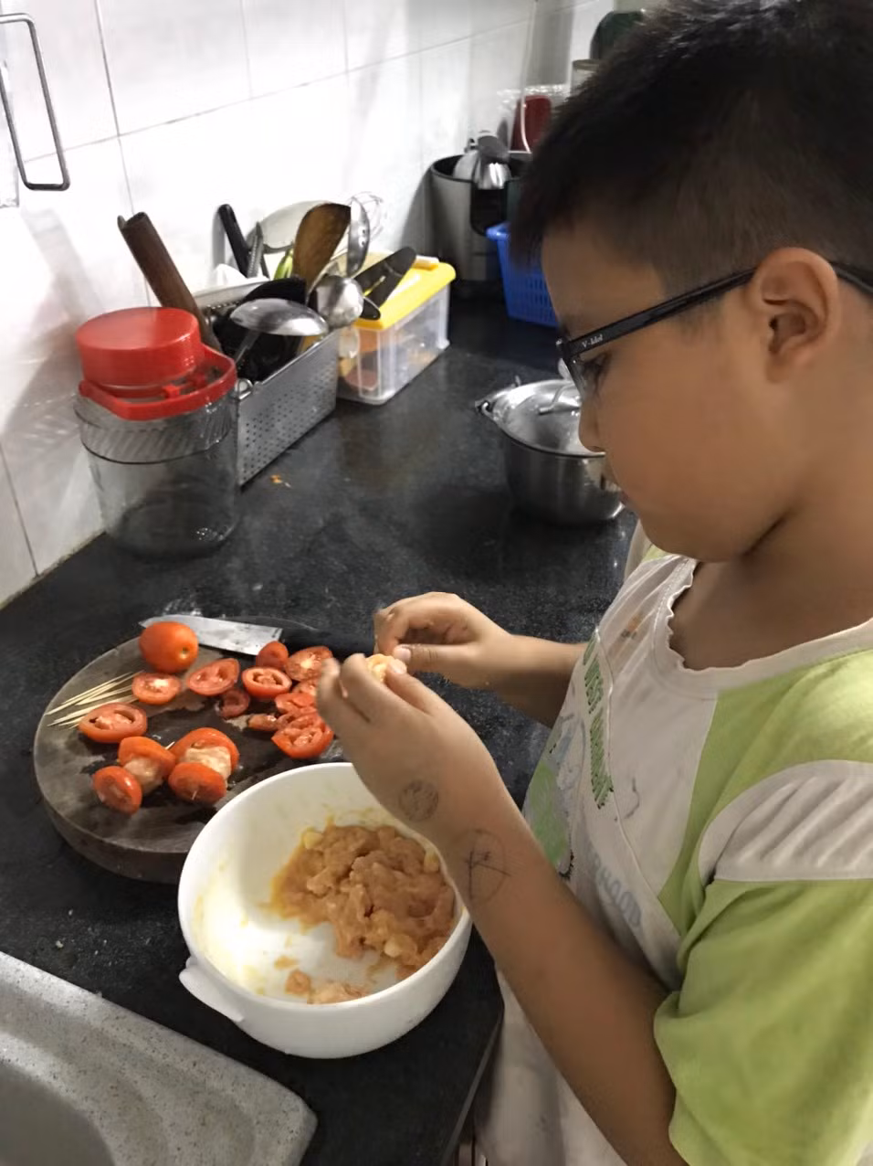 Em Nguyễn Đăng Sỹ Hoàng đang giúp mẹ nấu cơm trưa (Ảnh: Sơn Quang Huyến) Em Nguyễn Đăng Sỹ Hoàng đang giúp mẹ nấu cơm trưa (Ảnh: Sơn Quang Huyến)