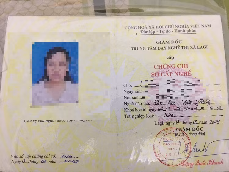 Những chứng chỉ nhiều giáo viên cho là không cần thiết, nhưng không thể không có nếu muốn "yên thân", ảnh: tác giả.