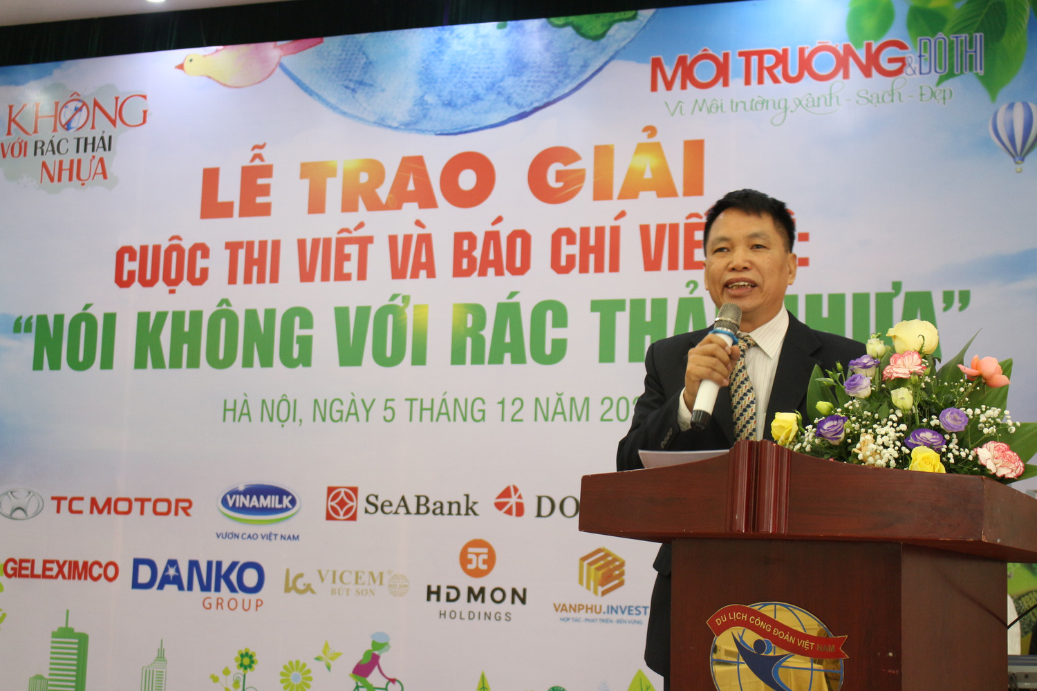 Ông Đặng Vương Hưng, Phó tổng biên tập Tạp chí Môi trường và Đô thị Việt Nam phát biểu tại buổi lễ. Ảnh: Trung Dũng.