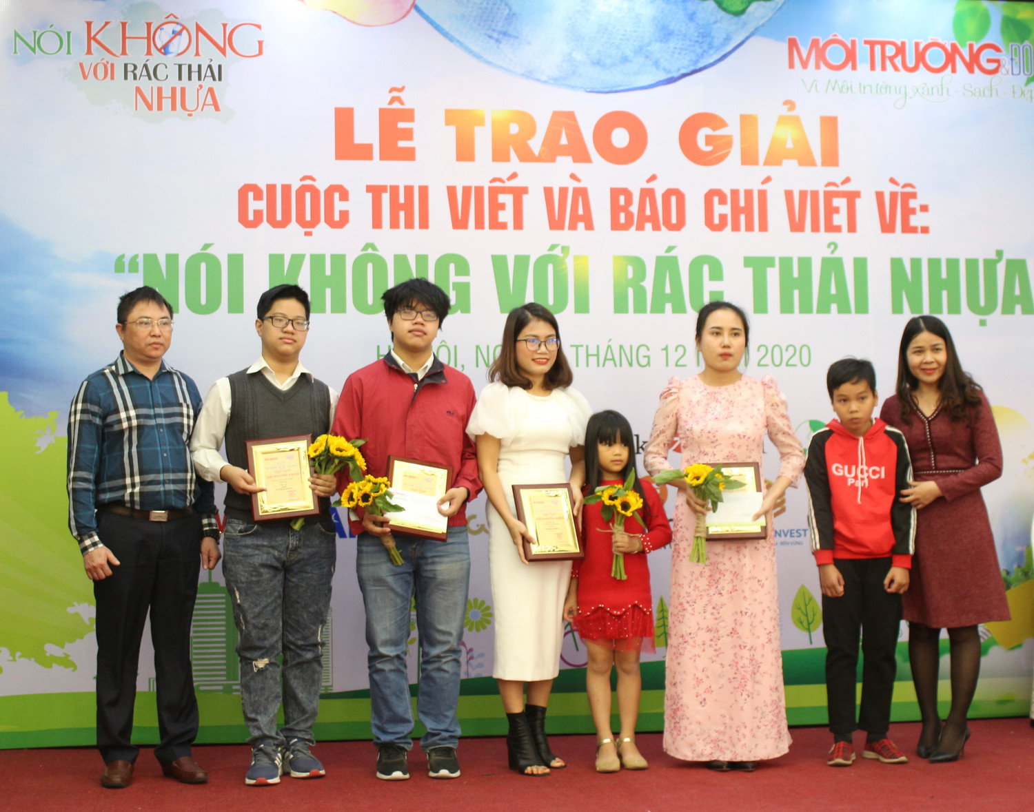 Ban tổ chức trao giải cho các tác giả đạt giải. Ảnh: Trung Dũng