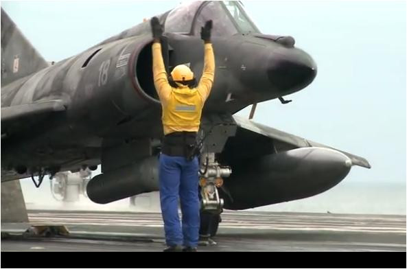 Máy bay chiến đấu Dassault-Breguet Super Étendard chuẩn bị xuất kích từ tàu sân bay Máy bay chiến đấu Dassault-Breguet Super Étendard chuẩn bị xuất kích từ tàu sân bay