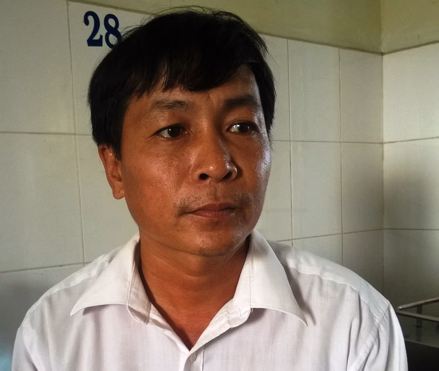 Ông Nhịp trình bày với phóng viên tại bệnh viện. Ảnh Trúc Linh Ông Nhịp trình bày với phóng viên tại bệnh viện. Ảnh Trúc Linh