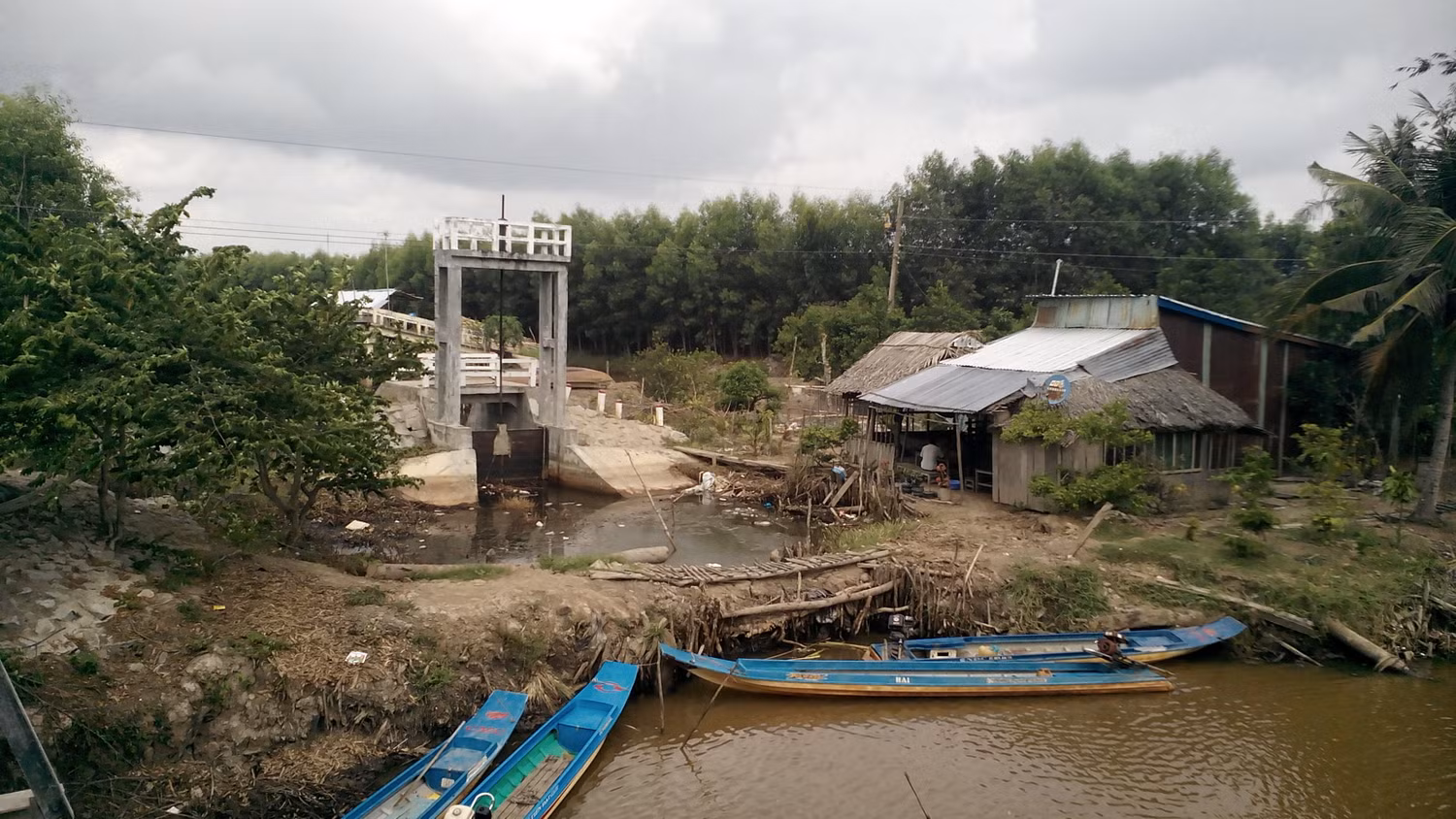 Cống Kênh 18 (xã Khánh Thuận, huyện U Minh), một trong những công trình thủy lợi gây bức xúc trong dân
