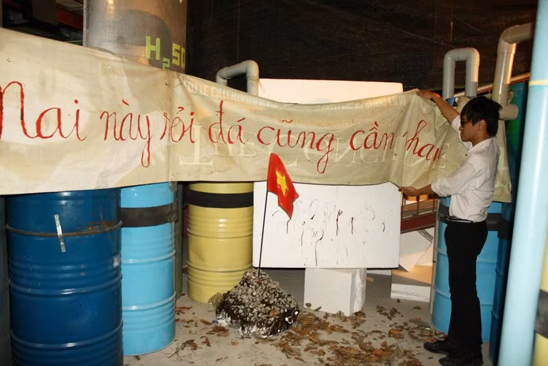 Các bạn trẻ đang giới thiệu về ý tưởng của câu khẩu ngữ "Mai này sỏi đá cũng cần nhau" cho một vị phụ huynh. Các bạn trẻ đang giới thiệu về ý tưởng của câu khẩu ngữ "Mai này sỏi đá cũng cần nhau" cho một vị phụ huynh.