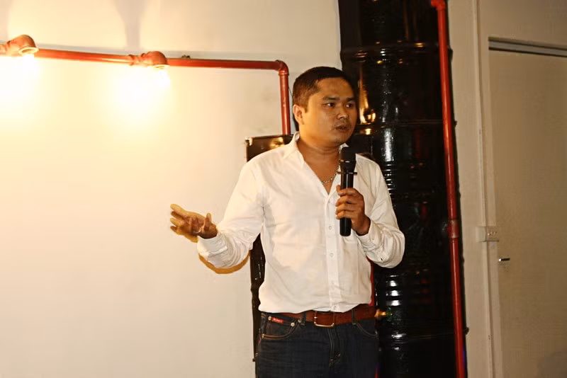 Thành viên Hội đồng thẩm, Hội di sản văn hóa Việt Nam đến và chia sẻ cảm xúc về dự án nghệ thuật cộng đồng Lần Hồi. Thành viên Hội đồng thẩm, Hội di sản văn hóa Việt Nam đến và chia sẻ cảm xúc về dự án nghệ thuật cộng đồng Lần Hồi.