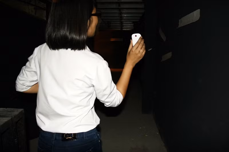 Một khoảng tối trong thời gian bao cấp. Ở nơi đây bạn phải sử dụng đèn hoặc điện thoại để soi đường và đọc những dòng chữ trên tường. Một khoảng tối trong thời gian bao cấp. Ở nơi đây bạn phải sử dụng đèn hoặc điện thoại để soi đường và đọc những dòng chữ trên tường.
