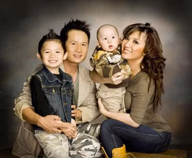 Riêng Bằng Kiều, tháng 9/2002 xây dựng gia đình và định cư ở Mỹ. Điều đáng buồn là khi ở Mỹ, Bằng Kiều đã có những phát biểu mà có người gọi là "phản phúc" về chính đất nước của mình. Một bài viết dẫn lời Bằng Kiều như sau: "Trong lần về nước gần đây, tôi đã từ chối tham gia một số chương trình lớn để chứng minh cho sự hướng tới mảnh đất tự do của mình... Mong cộng đồng người Việt tị nạn ở hải ngoại hãy chấp nhận tôi như một thành viên mới". Riêng Bằng Kiều, tháng 9/2002 xây dựng gia đình và định cư ở Mỹ. Điều đáng buồn là khi ở Mỹ, Bằng Kiều đã có những phát biểu mà có người gọi là "phản phúc" về chính đất nước của mình. Một bài viết dẫn lời Bằng Kiều như sau: "Trong lần về nước gần đây, tôi đã từ chối tham gia một số chương trình lớn để chứng minh cho sự hướng tới mảnh đất tự do của mình... Mong cộng đồng người Việt tị nạn ở hải ngoại hãy chấp nhận tôi như một thành viên mới".