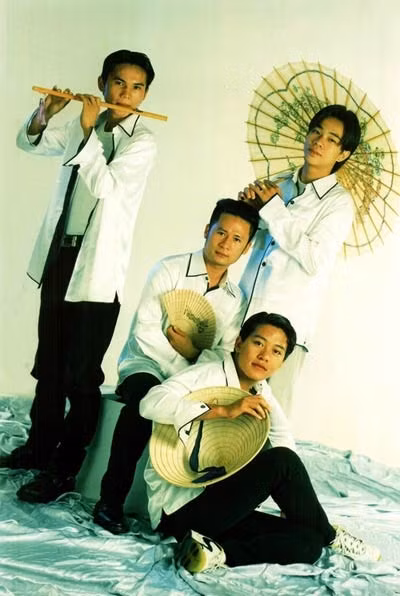 Nhóm nhạc Quả Dưa Hấu được thành lập từ năm 1998 đến năm 2000 thì tan rã. Nhóm nhạc do "anh cả" Bằng Kiều sáng lập gồm 4 thành viên: Bằng Kiều, Tuấn Hưng, Anh Tú và Tường Văn. Nhóm nhạc Quả Dưa Hấu được thành lập từ năm 1998 đến năm 2000 thì tan rã. Nhóm nhạc do "anh cả" Bằng Kiều sáng lập gồm 4 thành viên: Bằng Kiều, Tuấn Hưng, Anh Tú và Tường Văn.