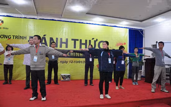 Một khóa học tại Chương trình "Đánh thức năng lực tài chính tiềm ẩn", tại Kim Bôi do Dự án Học Làm Giàu phôí hợp với Cty IDT tổ chức. Một khóa học tại Chương trình "Đánh thức năng lực tài chính tiềm ẩn", tại Kim Bôi do Dự án Học Làm Giàu phôí hợp với Cty IDT tổ chức.