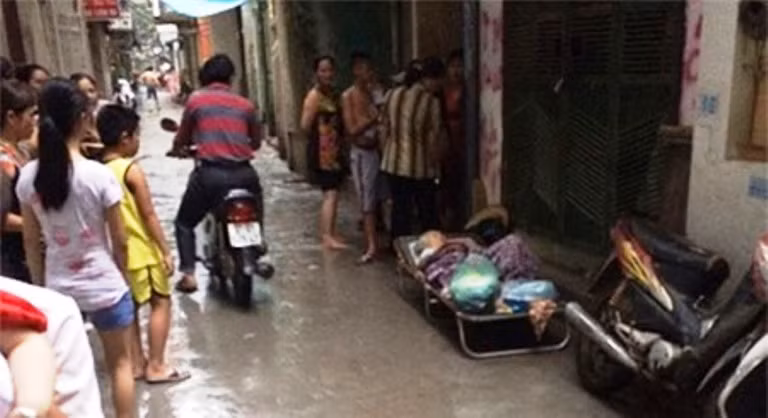 Con cái nhẫn tâm để mẹ già nằm ngoài cửa nhà. Ảnh: VNE