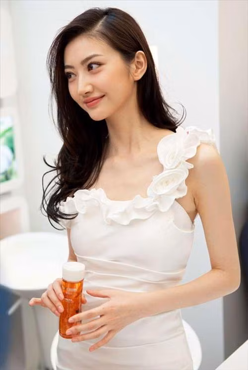 Cảnh Điềm xinh đẹp và duyên dáng với đầm trắng trong một buổi giới thiệu sản phẩm cho một tương hiệu nổi tiếng Cảnh Điềm xinh đẹp và duyên dáng với đầm trắng trong một buổi giới thiệu sản phẩm cho một tương hiệu nổi tiếng