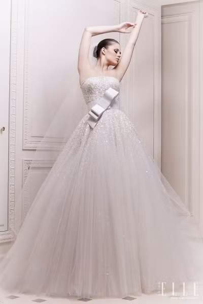 Váy cưới lộng lẫy với những hạt đá lóng lánh đính kèm và chiếc nơ to ngang eo