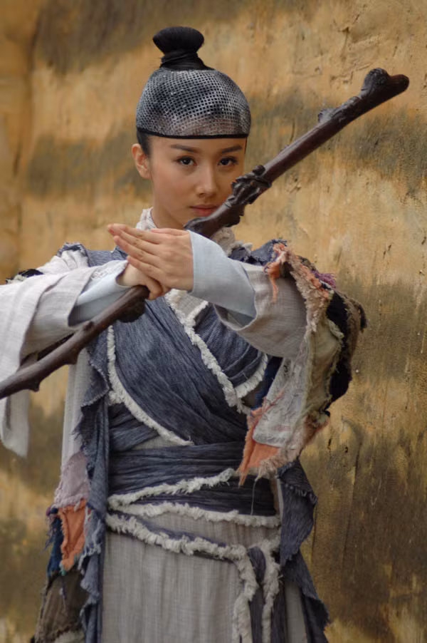 Vai diễn Lý Hồng Tụ trong "Sở Lưu Hương" của cô cũng có hóa trang thành nam nhưng vẫn không làm mất đi vẻ đẹp toát lên ở cô.