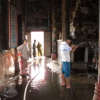 Dọn dẹp sau vụ cháy (Ảnh: Trung Hiếu/Vietnam+)