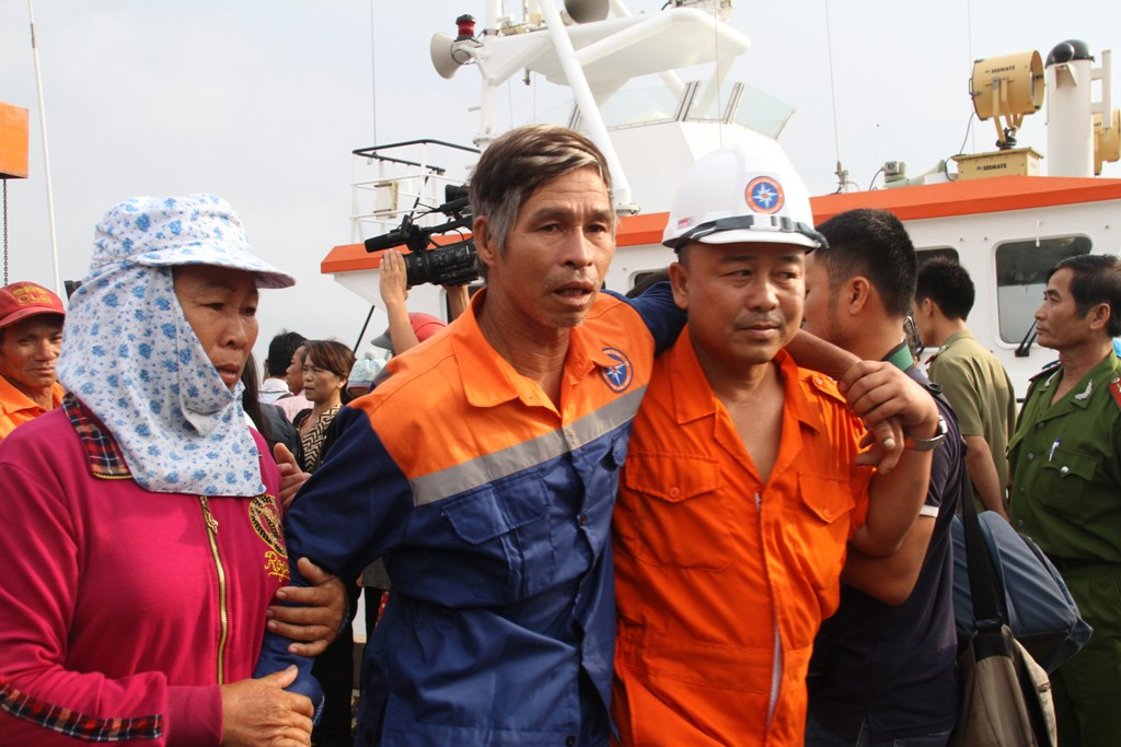 Hai vợ chồng gặp nhau mừng tủi. "Ông ấy đi chuyến này là 2 tháng 2 ngày rồi. Nghe nói câu mực trúng đậm lắm, những tưởng chuyến đi biển này về thì cuộc sống đỡ vất vả, nhưng ai ngờ....", người phụ nữ đi bên cạnh chồng nói.