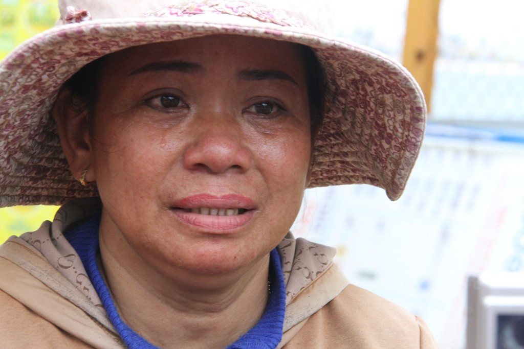 Bà Bùi Thị Luận (vợ của thuyền trưởng Thành) nghẹn ngào khi đón chồng và con trai, các anh em trên tàu trở về. Ảnh: Hoàng Tuấn