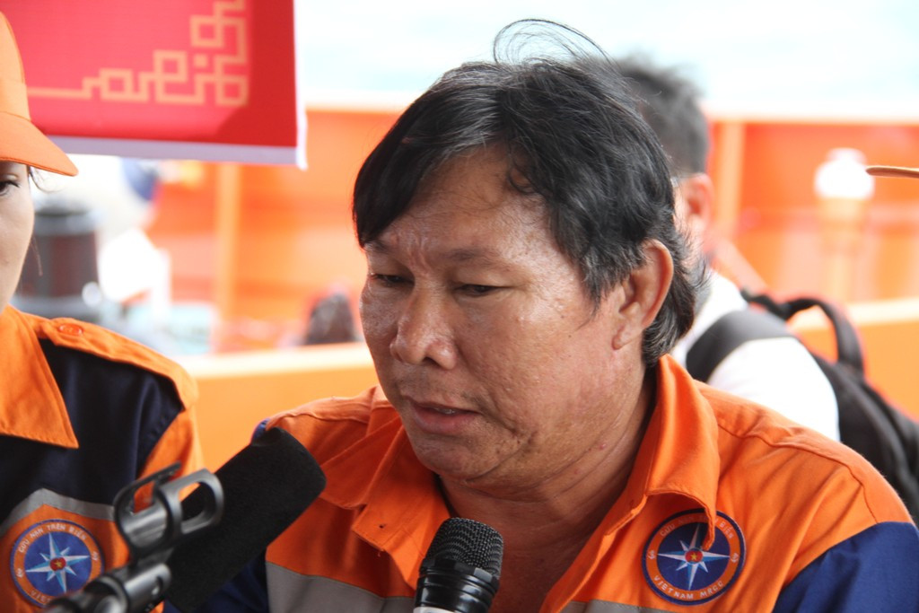 Thuyền trưởng Phạm Phú Thành nén nỗi đau vào trong, nói: "Dù bị tàu lạ đâm chìm ngoài biển, nhưng tôi vẫn quyết tâm đóng mới tàu, không vì tàu nước ngoài đâm va, ngăn cản mà suy sụp tinh thần. Chúng tôi xin hứa vẫn đóng tàu, mua sắm các trang thiết bị hiện đại để vươn khơi bám biển khai thác trên vùng biển Hoàng Sa và Trường Sa mà bao đời ông cha chúng tôi để lại thuộc chủ quyền biển đảo của Việt Nam”.