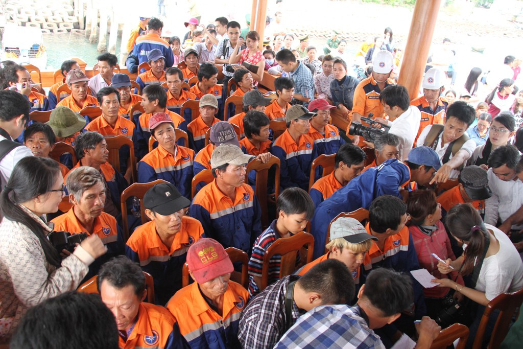 Rất đông các cơ quan chức năng và người thân tập trung tại bến cảng để đón 34 ngư dân trở về...