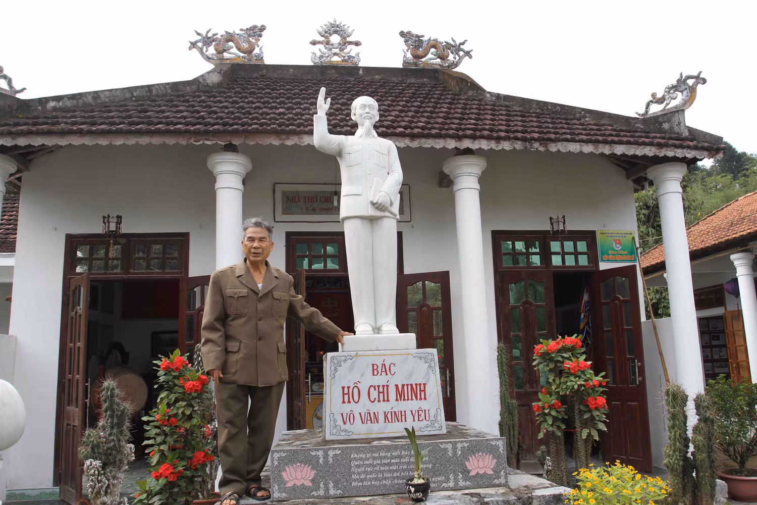 Ông Thông bên tượng Bác Hồ trước Nhà thờ. Ảnh: Hoàng Tuấn
