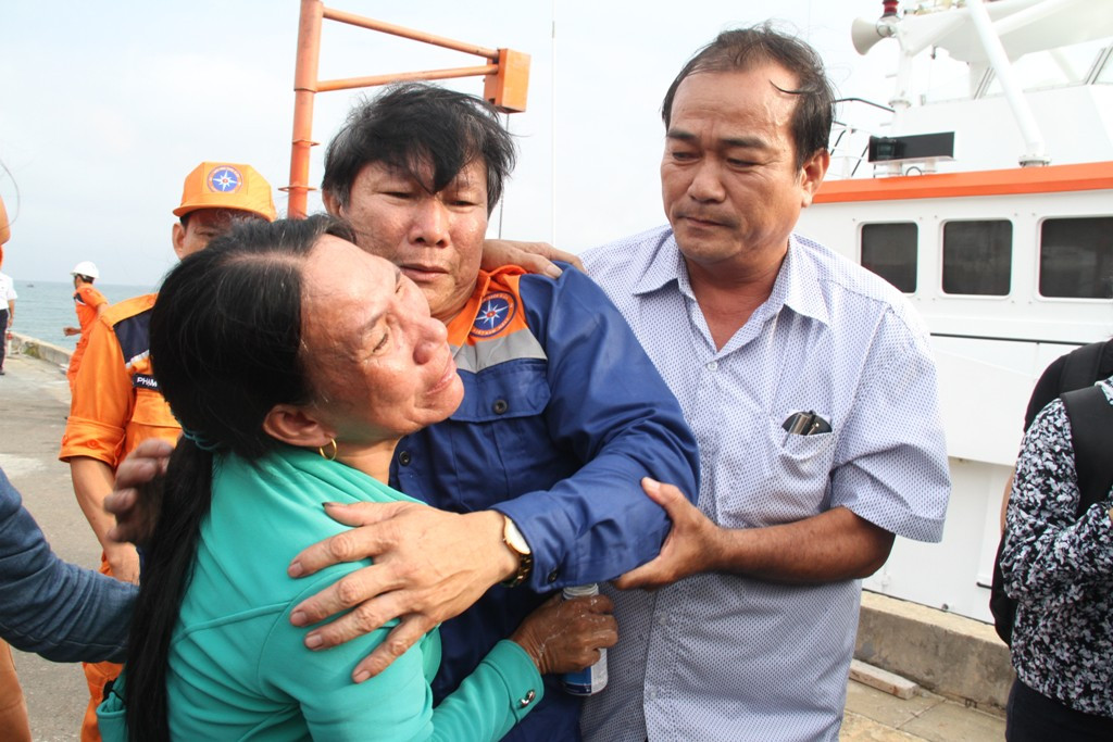 ...những giọt nước mắt căm phẫn. Họ nói, chưa bao giờ đi biển mà bị đâm chìm tàu kinh hoàng như vậy.