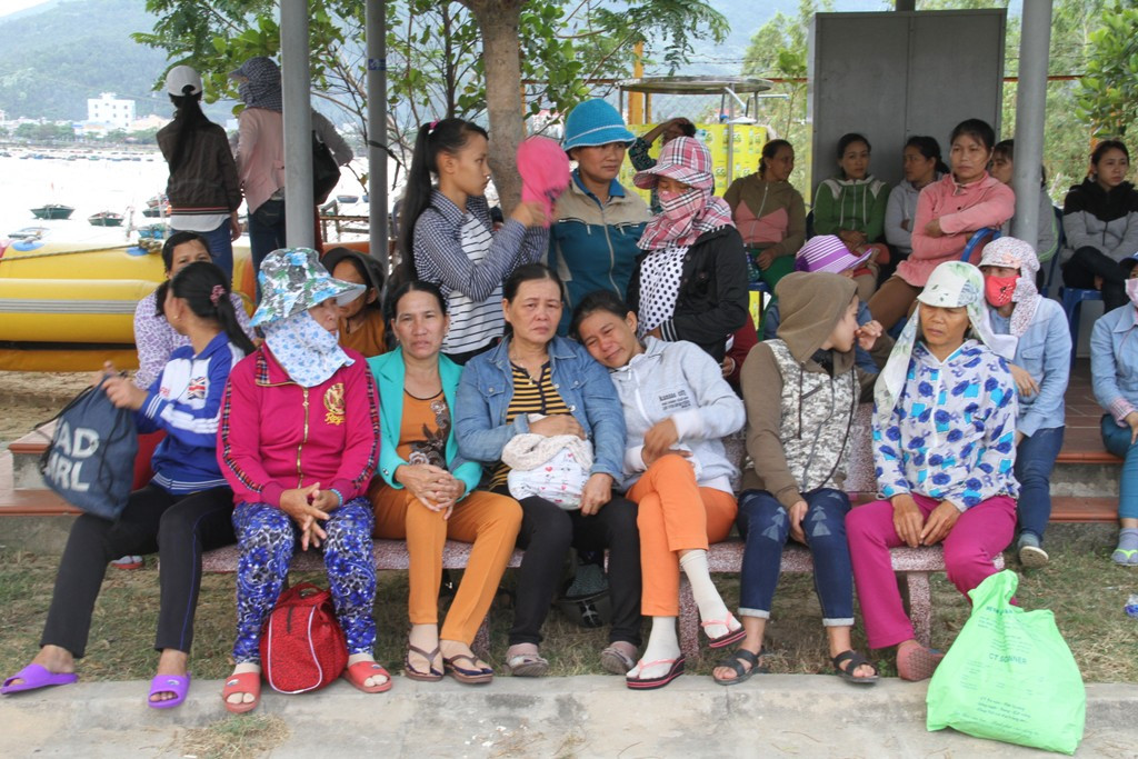Như Báo điện tử Giáo dục Việt Nam đã đưa tin, tàu QNa 95959 TS do ông Phạm Phú Thành (trú xã Bình Minh, huyện Thăng Bình, tỉnh Quảng Nam) làm chủ tàu kiêm thuyền trưởng cùng 33 ngư dân bị tàu không rõ số hiệu đâm chìm hồi 23h00 ngày 03/5 tại vùng biển có tọa độ 19000N - 114000 E (phía Đông Bắc quần đảo Hoàng Sa, cách Đà Nẵng khoảng 370 hải lý). Chiều 5/5, người thân của các ngư dân bắt xe từ Quảng Nam ra bến cảng Trung tâm phối hợp tìm kiếm cứu nạn hàng hải khu vực 2 để đón người thân...