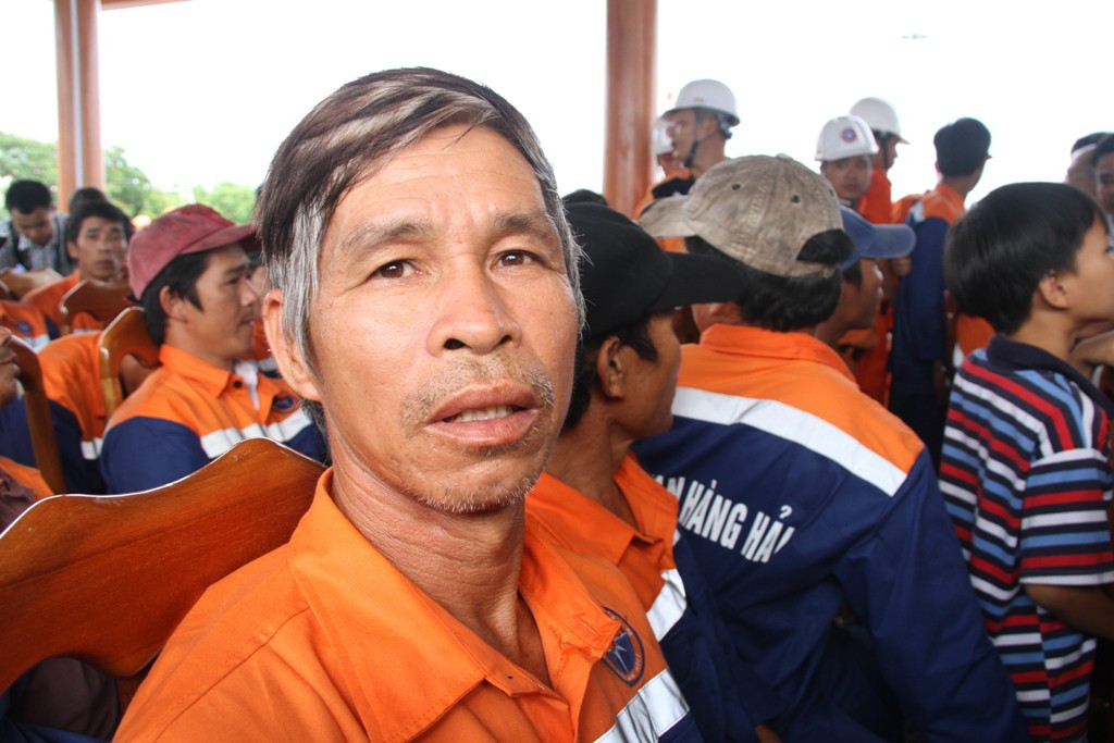 Ngư dân Nguyễn Tấn Tám bàng hoàng kể lại giây phút tàu bị đâm chìm. Ảnh: Hoàng Tuấn