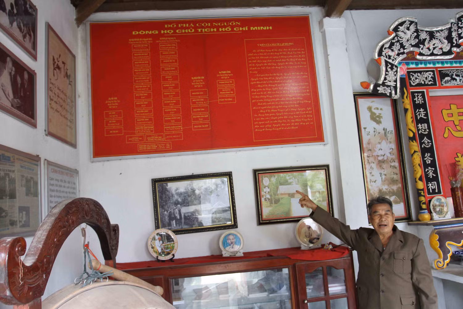 Bên trong Nhà thờ Bác Hồ, ông Thông sưu tầm những kỷ vật quý, tài liệu liên quan đến Bác Hồ...Ảnh: Hoàng Tuấn