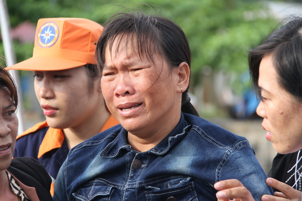 Người thân của các ngư dân khóc cạn nước mắt tại cầu cảng. Ảnh: Hoàng Tuấn