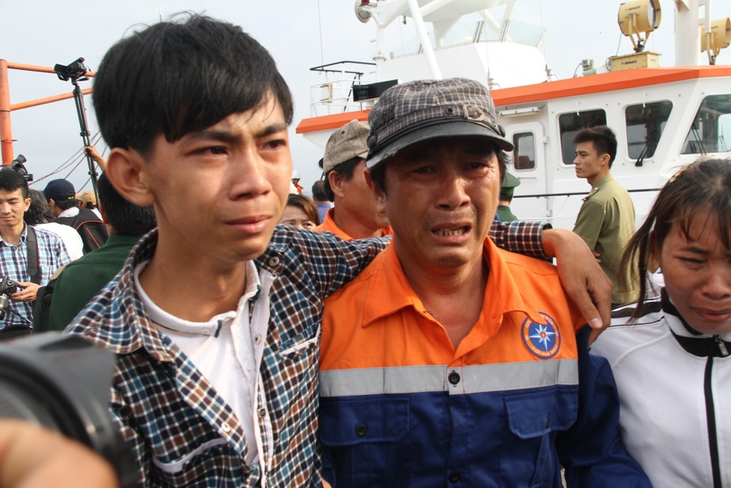 Hai bố con gặp nhau tại bến cảng. Có lẽ số phận đã không chia lìa họ. "Ngoài biển khơi, bị tàu lạ đâm chìm. Giây phút đó anh em chúng tôi nghĩ mình đã chết. Nhưng may mắn được tàu bạn đánh cá gần đó cứu sống...", người bố nghẹn lòng nói.