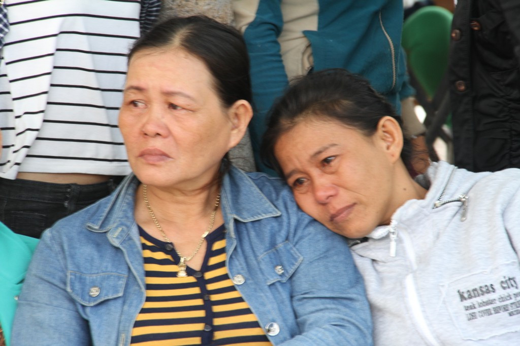 Giây phút ngóng chờ khiến ai cũng rơi lệ. Đã xác định làm vợ người đi biển như "hồn treo cột buồm", nhưng mỗi khi nghe tin tàu cá gặp nạn, tim họ đau nhói. Ánh mắt đau đáu nhìn về phía biển đón chồng về, nhưng chuyến đi này là một chuyến đi định mệnh...
