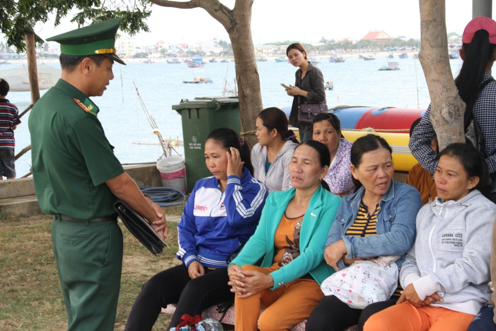 Cán bộ Biên phòng động viên, an ủi sau gia đình các ngư dân gặp nạn. Đối với những gia đình này, nghề biển là cuộc sống của họ. Tàu bị đâm chìm thì cũng xem như là từng ấy gia đình lâm vào cảnh khốn khó, nợ nần....