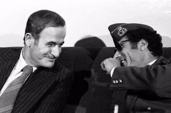 Tổng thống Gadhafi thời kỳ huy hoàng nhất trên con đường củng cố địa vị cá nhân - ảnh: Lãnh tụ cách mạng Gadhafi và Tổng thống Syria Hafez al Assat năm 1977