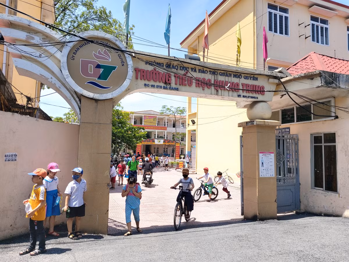 Nhiều học sinh không ăn bán trú tại Trường Tiểu học Quang Trung được phụ huynh đón về nhà và tới trường vào đầu giờ chiều (Ảnh: Lã Tiến) Nhiều học sinh không ăn bán trú tại Trường Tiểu học Quang Trung được phụ huynh đón về nhà và tới trường vào đầu giờ chiều (Ảnh: Lã Tiến)