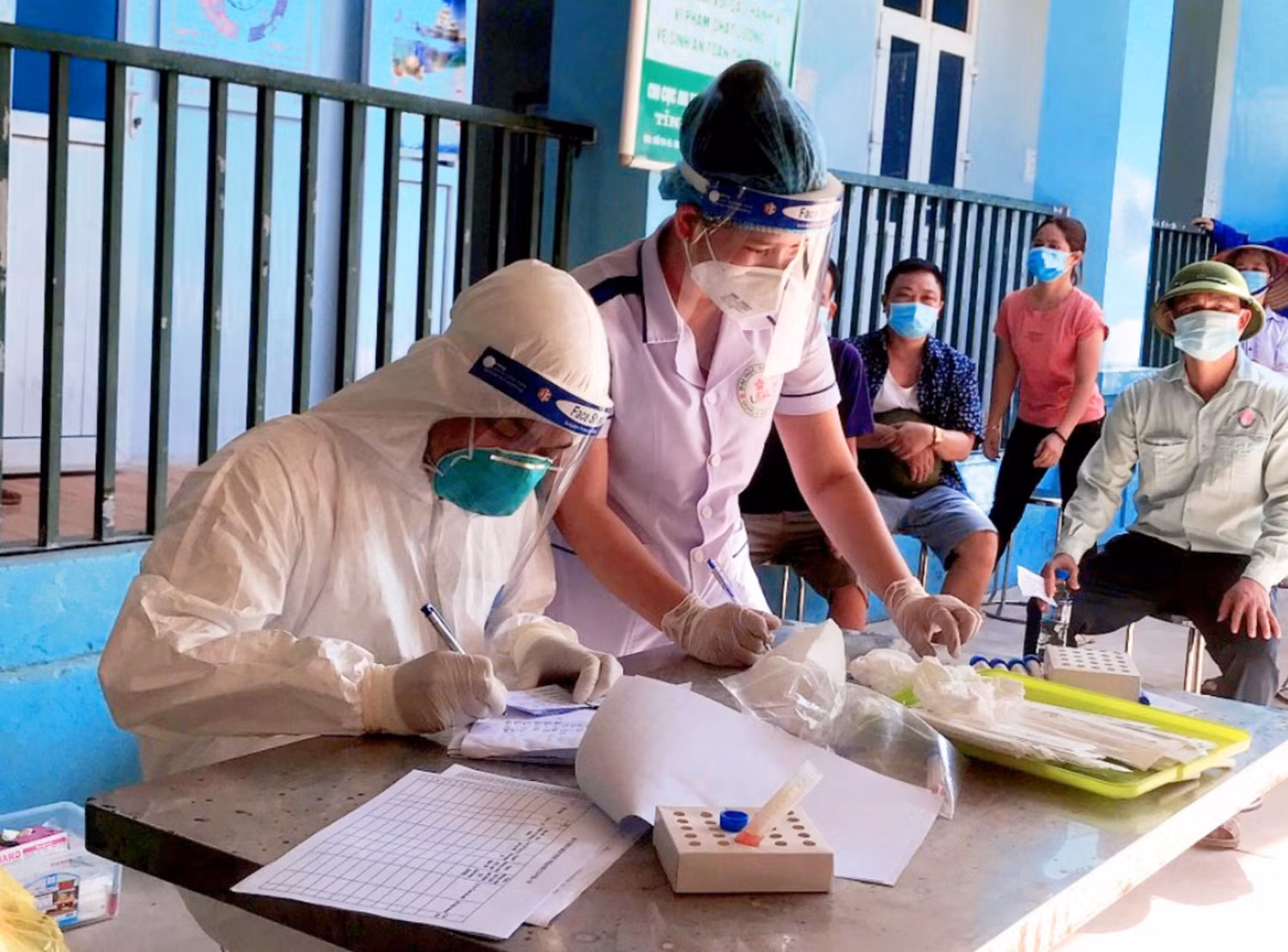 Sinh viên tình nguyện hỗ trợ công tác lấy mẫu tại tâm dịch.(Ảnh: NVCC) Sinh viên tình nguyện hỗ trợ công tác lấy mẫu tại tâm dịch.(Ảnh: NVCC)