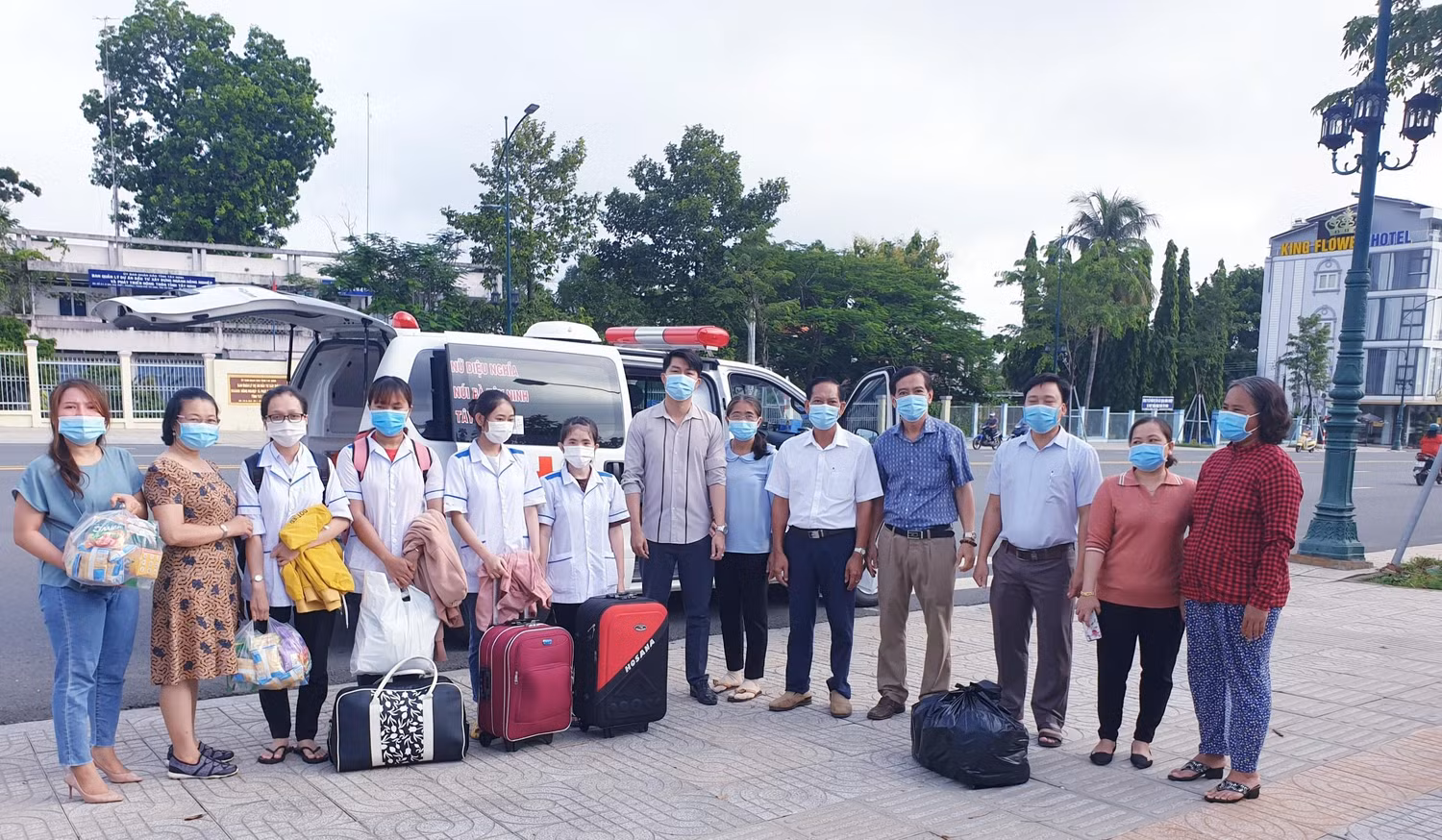Các tình nguyện viên Trường Trung cấp y tế Tây Ninh trước giờ lên đường tham gia hỗ trợ chống dịch. (Ảnh: NVCC)