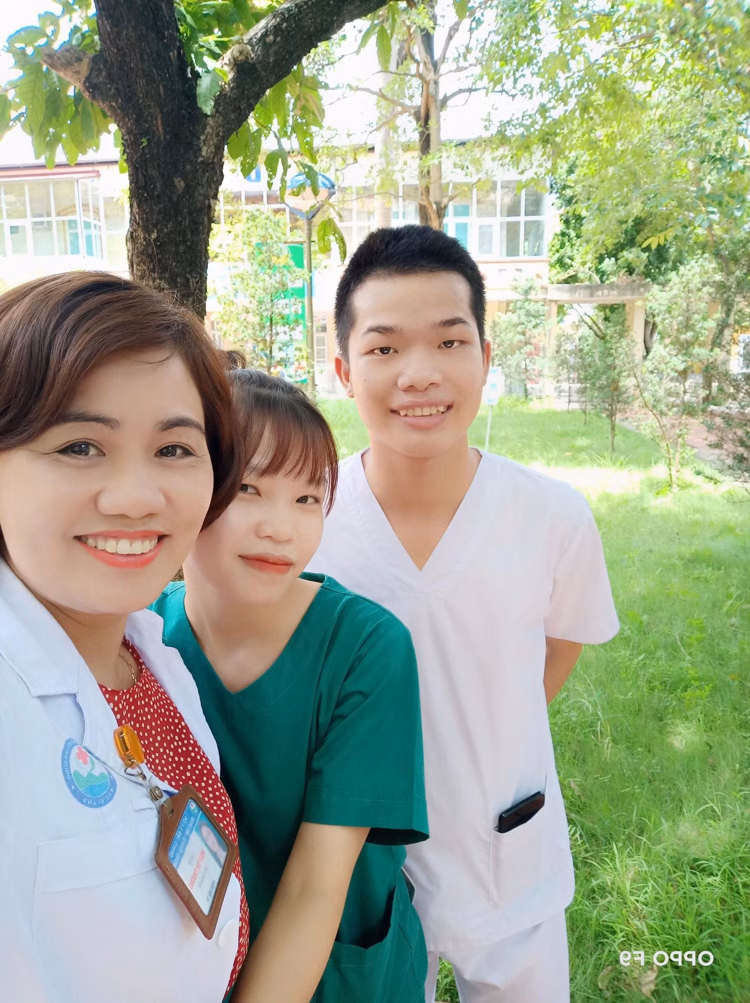 Hà Thị Thảo (giữa) và Nguyễn Văn Thắng (bên phải) từ Đà Nẵng đến Bắc Giang chống dịch. (Ảnh: NVCC) Hà Thị Thảo (giữa) và Nguyễn Văn Thắng (bên phải) từ Đà Nẵng đến Bắc Giang chống dịch. (Ảnh: NVCC)