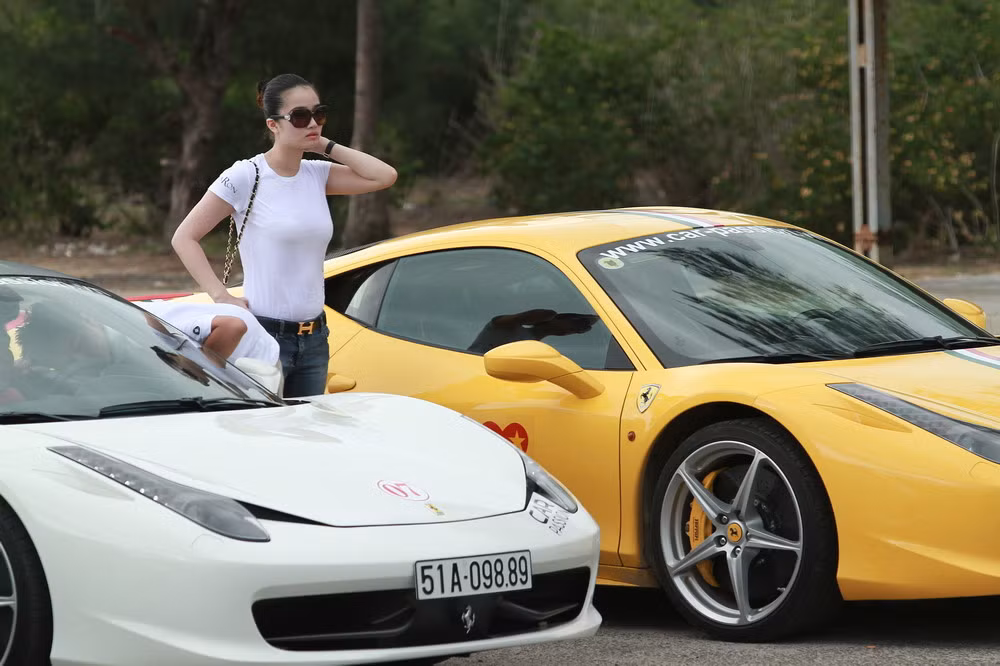 Cầm lái chiếc Ferrari 458 Italia chở cô người mẫu là con trai của chủ tiệm chuyên kinh doanh kim cương, vàng rất lớn ở Q.1, TP.HCM. Với vóc dáng nhỏ con, tròn và có gương mặt khá “baby” nên được các thành viên trong đoàn gọi với biệt danh Tuấn “nhóc”. Đây là nhân vật chiến thắng khi đấu giá chiếc điện thoại với số tiền 65 triệu đồng (giá thị trường là 14 triệu đồng) để góp vào quỹ từ thiện của Car & Passion.