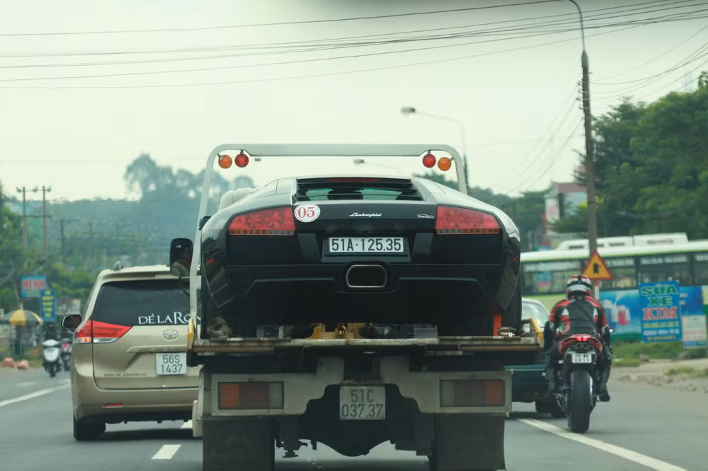 Nha Trang, Đà Nẵng là hai điểm dừng chân có số lượng các bạn trẻ chào đón đoàn rất đông. Buổi tối, đi taxi Nha Trang, tôi phì cười khi nghe được một anh tài xế thông tin qua hệ thống nội bộ taxi rằng xe anh vừa chở “Cường dolla”, trong khi tôi vừa thấy các thành viên lên xe chạy về khách sạn. Tôi liền hỏi tài xế: “Anh Cường chạy siêu xe mà, sao lại phải đi taxi”. Tài xế lém lỉnh trả lời: “Xe bị hư rồi, anh không thấy phải chở một chiếc ra đây bằng xe tải à”.