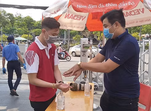 Sinh viên Trường HIU rửa tay sát khuẩn trước khi bước vào giảng đường học (ảnh: HIU)